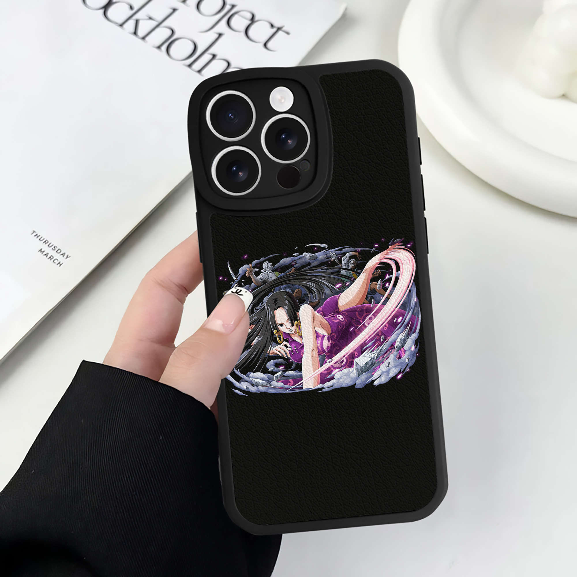 （画像用） ワンピース ボア・ハンコック ONE PIECE Boa·Hancock 【iPhone 16シリーズ対応】シリコンスマホケース（レザー調） 材質：シリコン